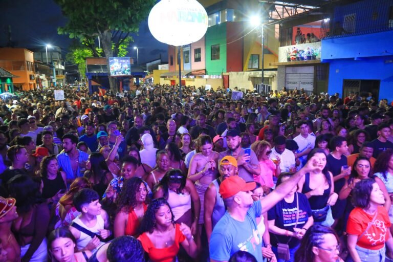 Ritmo de folia, de samba e muita diversão marcam o pré-Carnaval na Madre Deus, no primeiro dia do ano