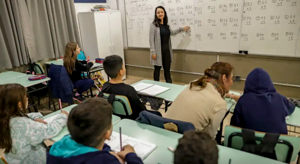 Senado aprova MP que estabelece piso de R$ 5.130 para professores