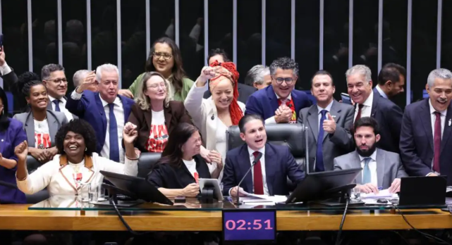 Câmara aprova, em dois turnos, PEC pelo fim da escala 6×1