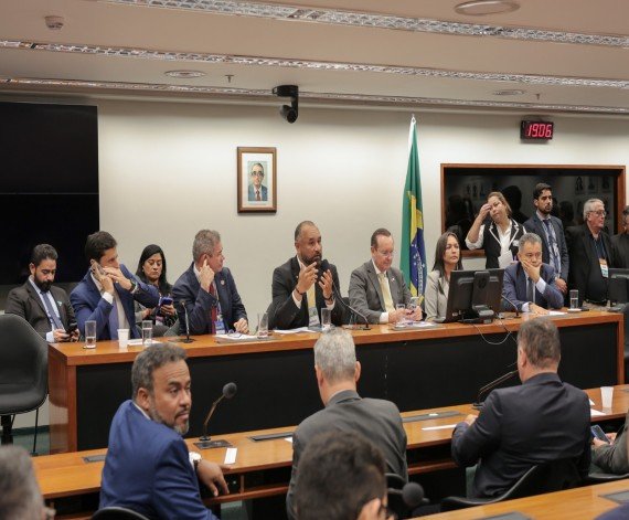 FAMEM lidera comitiva de prefeitos em debate com a bancada federal