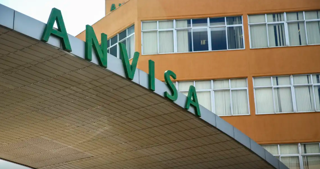 Anvisa determina recolhimento de lote da água mineral Cristal sem gás