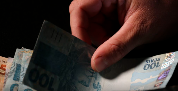 Trabalhadores nascidos em setembro e outubro recebem abono salarial