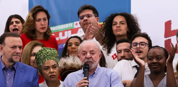 Lula cobra Flávio Bolsonaro sobre apoio ao fim da escala 6×1